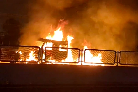 Xe đầu kéo bốc cháy dữ dội khi đang lưu thông trên cao tốc Vĩnh Hảo-Phan Thiết, đoạn qua xã Hàm Kiệm, huyện Hàm Thuận Nam, Bình Thuận.