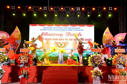 Biểu diễn văn nghệ trong Chương trình “Ngày hội Toàn dân bảo vệ an ninh Tổ quốc” xã Hàm Liêm, huyện Hàm Thuận Bắc, tỉnh Bình Thuận. (Ảnh: Đình Châu)