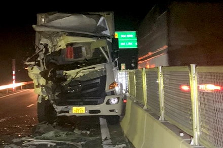 Xe ô tô tải bị dập nát phần đầu sau cú tông vào đuôi xe khách