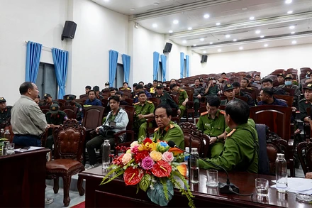 Lực lượng Công an tỉnh Bình Thuận lên phương án triệt phá điểm khai thác khoáng sản trái phép. 