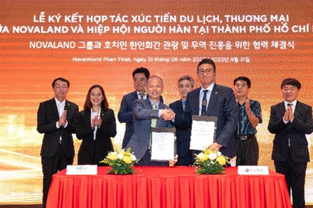Đại diện Tập đoàn Novaland (bên trái) và Hiệp hội người Hàn Quốc tại Thành phố Hồ Chí Minh ký kết Biên bản ghi nhớ về hợp tác và xúc tiến du lịch, thương mại.