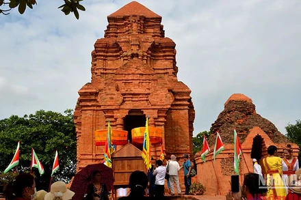 Tháp Pô Sha Inư, Di tích cấp quốc gia ở phường Phú Hài, TP Phan Thiết (Bình Thuận), nơi tổ chức các hoạt động nghi lễ chính thức Lễ hội Katê của người Chăm theo đạo Bàlamôn tỉnh Bình Thuận.