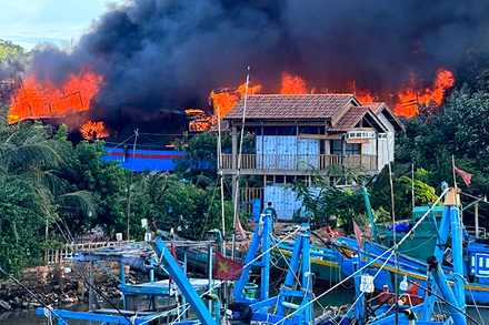 Cháy tại cơ sở sửa chữa tàu thuyền ven sông thuộc địa bàn phường Phú Hài, thành phố Phan Thiết, tỉnh Bình Thuận.