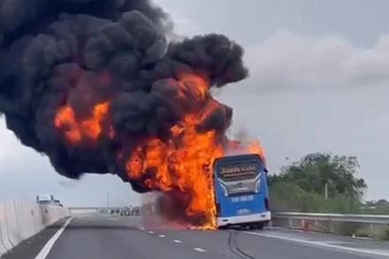 Thời điểm xe khách bốc cháy trên cao tốc Phan Thiết - Dầu Giây