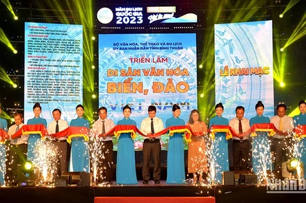 Đại diện lãnh đạo tỉnh Bình Thuận cùng các đơn vị tổ chức Triển lãm thực hiện nghi thức cắt băng khai mạc Triển lãm (Ảnh: Đình Châu)