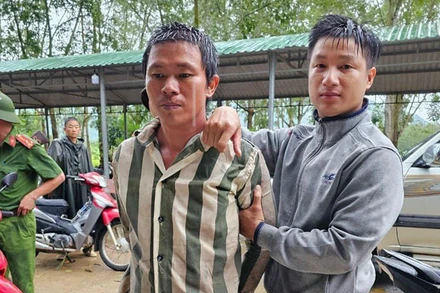 Phạm nhân Hồ Văn Đặng (áo sọc) đã bị lực lượng công an Trại giam Thủ Đức bắt ngay trong ngày sau khi bỏ trốn. 