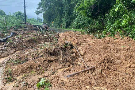 Mưa lớn kéo dài nhiều ngày đã gây sạt lở đất đá xuống nhiều vị trí trên Quốc lộ 55, đoạn từ xã Đa Mi, huyện Hàm Thuận Bắc, tỉnh Bình Thuận đến giáp ranh tỉnh Lâm Đồng.