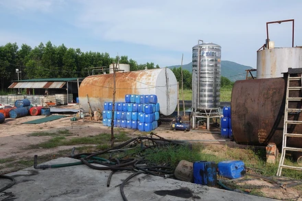 Cơ sở tái chế dầu diesel từ nhớt thải nằm sâu trong khu vực hẻo lánh trong Lâm trường ở thôn Lập Đức, xã Tân Lập, huyện Hàm Thuận Nam, tỉnh Bình Thuận. (Ảnh: Công an Bình Thuận)