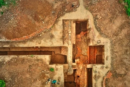 Toàn cảnh hố khai quật di tích thành cổ Luy Lâu, Bắc Ninh.