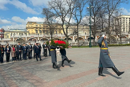 Phó Thủ tướng, Bộ trưởng Ngoại giao Bùi Thanh Sơn đến đặt vòng hoa tại Đài tưởng niệm liệt sĩ vô danh ở Moskva. (Ảnh: THÙY VÂN)