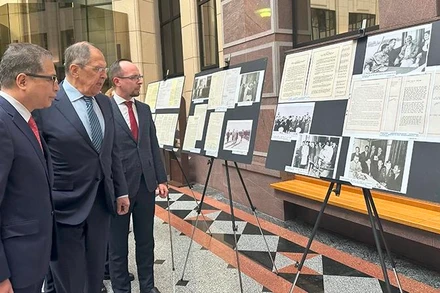 Bộ trưởng Sergei Lavrov và Đại sứ Đặng Minh Khôi tham dự lễ khai mạc triển lãm. (Ảnh: THÙY VÂN)