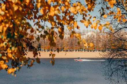 Ánh nắng vàng chan hòa đại diện cho mùa hè rớt. (Ảnh: SPUTNIK)