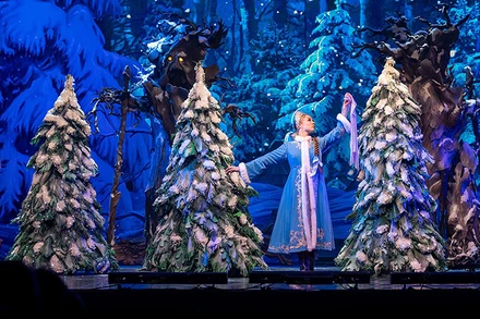 Nữ diễn viên Daria Nikireva trong vai “Cô gái tuyết”. 