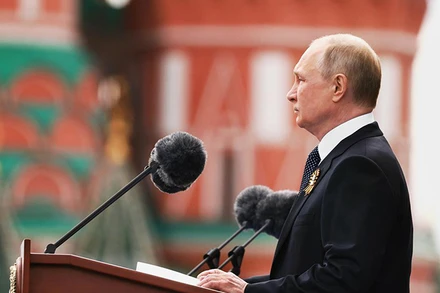 Tổng thống Putin phát biểu tại Lễ duyệt binh Chiến thắng ở Quảng trường Đỏ. (Ảnh: RBK)