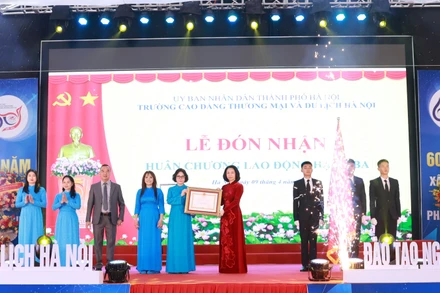 Trường cao đẳng Thương mại và Du lịch Hà Nội đón nhận Huân chương Lao động hạng Ba. 
