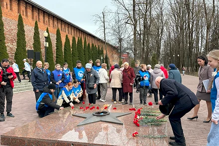 Buổi lễ đặt hoa tưởng niệm các anh hùng trong cuộc chiến tranh vệ quốc tại Quảng trường tưởng niệm các anh hùng ở Smolensk. (Ảnh: Thùy Vân)