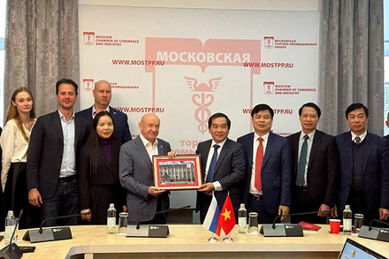 Chủ tịch Phòng Thương mại và Công nghiệp Moskva trao quà lưu niệm cho Đoàn công tác tỉnh Thái Bình. (Ảnh: THÙY VÂN)