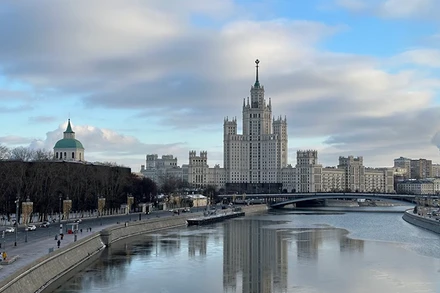 Khách sạn Ukraine nay là khách sạn Radisson chuyên đón tiếp các đoàn khách quốc tế cao cấp nhìn từ sông Moskva. (Ảnh: THÙY VÂN)