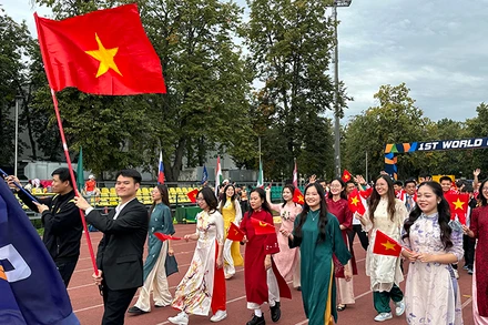 Đoàn Việt Nam tham gia diễu hành. (Ảnh: THÙY VÂN)