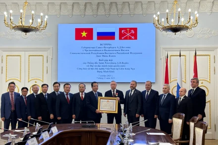Trao tặng Huân chương Hữu nghị cho Thống đốc Saint Peterburg Alexander Beglov. (Ảnh: Thùy Vân)