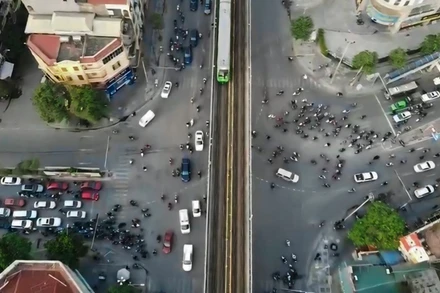 Nút giao Lê Trọng Tấn-Quốc lộ 6 có lưu lượng phương tiện tham gia giao thông lớn. (Ảnh: NGỌC TRANG)