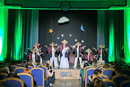 Chương trình biểu diễn văn nghệ chào mừng Ngày Việt Nam tại MSLU. (Ảnh: THÙY VÂN)