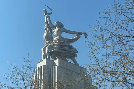 Tác phẩm điêu khắc "Công nhân và người phụ nữ nông trang" ( Ảnh: THÙY VÂN) 