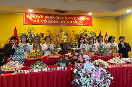 Các sinh viên hăng hái tham gia vào các công việc của ngày Giỗ Tổ, kết nối truyền thống văn hóa dân tộc. (Ảnh: THÙY VÂN)