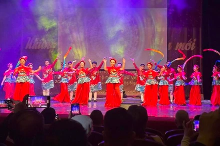 Tiết mục múa của các sinh viên Việt Nam đang học tập tại Liên bang Nga. (Ảnh: Thùy Vân)