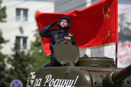 Nhân kỷ niệm 80 năm Chiến thắng trong Chiến tranh Vệ quốc vĩ đại, nhiều thành phố ở Nga đã tổ chức diễu hành. (Ảnh: RIA Novosti)