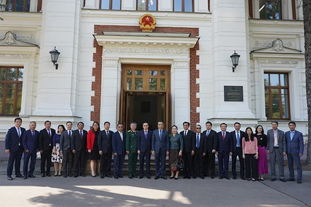 Đoàn Đại sứ quán Lào tại Nga chụp ảnh giao lưu cùng cán bộ nhân viên Đại sứ quán Việt Nam. (Ảnh: THÙY VÂN)