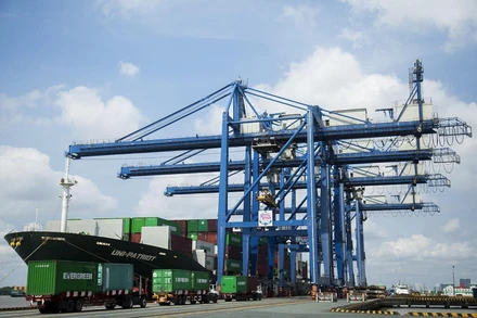 Bốc dỡ hàng hóa tại cảng Cát Lái, Thành phố Hồ Chí Minh. (Ảnh HỒNG ĐẠT)