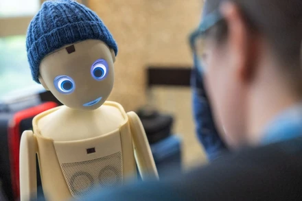 Khách tham quan trò chuyện với robot Navel do Navel Robotics sản xuất, tại một hội nghị cấp cao về AI ở Geneva, Thụy Sĩ, ngày 30/5/2024. (Ảnh: Reuters)