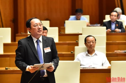 Bộ trưởng Khoa học và Công nghệ Huỳnh Thành Đạt giải trình, làm rõ một số vấn đề đại biểu Quốc hội quan tâm trong phiên họp chiều 31/10. Ảnh: THỦY NGUYÊN