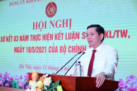 Đồng chí Nguyễn Long Hải, Ủy viên Dự khuyết Trung ương Đảng, Bí thư Đảng ủy Khối phát biểu tại hội nghị sơ kết 3 năm thực hiện Kết luận số 01 của Bộ Chính trị.