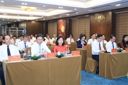 Các đại biểu tham dự khai giảng lớp học.