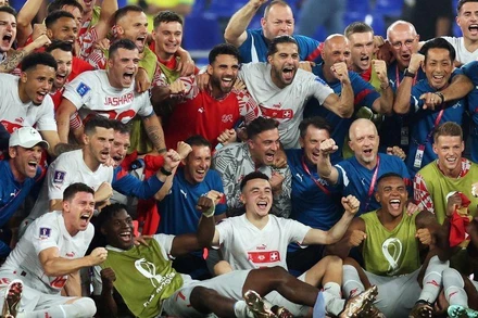 Đội tuyển Thụy Sĩ ăn mừng sau khi giành vé vào vòng 1/8 World Cup 2022. (Ảnh: Reuters)