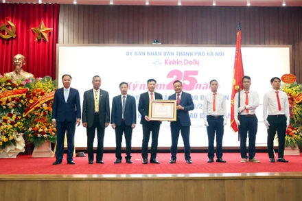 Thừa ủy quyền của Chủ tịch nước, Chủ tịch Ủy ban nhân dân thành phố Hà Nội trao Huân chương Lao động hạng Nhất cho báo Kinh tế & Đô thị.
