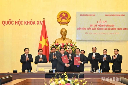 Chủ tịch Quốc hội Vương Đình Huệ và Trưởng Ban Nội chính Trung ương Phan Đình Trạc ký Quy chế phối hợp công tác giữa Đảng đoàn Quốc hội và Ban Nội chính Trung ương. (Ảnh: DUY LINH)