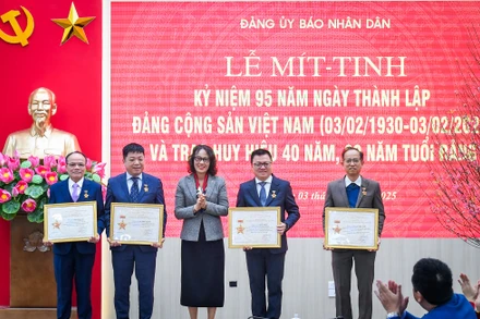 Đồng chí Hà Thị Trang, Ủy viên Ban Thường vụ, Trưởng Ban Tuyên giáo Đảng ủy Khối các cơ quan Trung ương trao Kỷ niệm chương "Vì sự nghiệp xây dựng Đảng ủy Khối các cơ quan Trung ương" tặng các đảng viên thuộc Đảng bộ Báo Nhân Dân. (Ảnh: THÀNH ĐẠT)