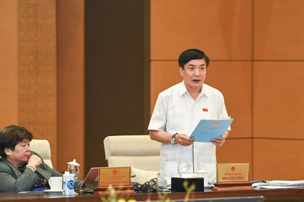 Tổng Thư ký Quốc hội, Chủ nhiệm Văn phòng Quốc hội Bùi Văn Cường báo cáo tại phiên họp. (Ảnh: DUY LINH)