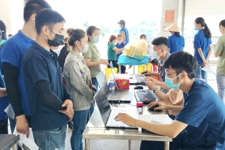 Tiêm vaccine phòng Covid-19 mũi 4 cho người dân, công nhân lao động tại Bình Dương.