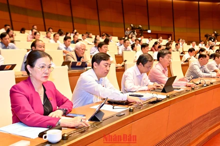 Quốc hội biểu quyết thông qua Luật sửa đổi, bổ sung một số điều của Luật Tần số vô tuyến điện trong phiên họp, ngày 9/11. (Ảnh: ĐĂNG KHOA)