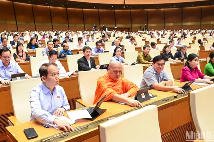 Đại biểu Quốc hội biểu quyết thông qua Nghị quyết thí điểm một số cơ chế, chính sách đặc thù về đầu tư xây dựng công trình giao thông đường bộ. (Ảnh: DUY LINH)