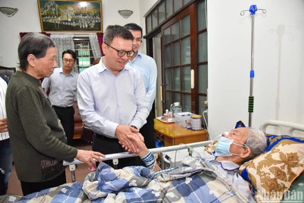 Đồng chí Lê Quốc Minh, Ủy viên Trung ương Đảng, Tổng Biên tập Báo Nhân Dân ân cần hỏi thăm sức khỏe của Trung tướng Chu Duy Kính. (Ảnh: NHẬT QUANG)