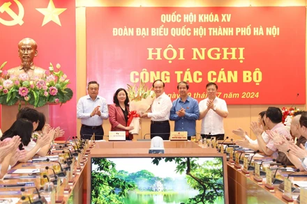 Các đại biểu chúc mừng Trưởng đoàn đại biểu Quốc hội thành phố Hà Nội Bùi Thị Minh Hoài.