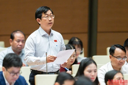 Đại biểu Nguyễn Hữu Thông (đoàn Bình Thuận) đề nghị cần mạnh tay xử lý các dự án treo, chậm tiến độ gây lãng phí nguồn lực đất đai. Ảnh: DUY LINH