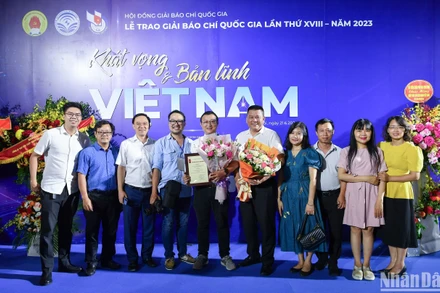 Mùa giải Báo chí quốc gia năm nay, Liên chi hội Nhà báo Báo Nhân Dân vinh dự được trao 2 giải B, 4 giải C và 2 giải Khuyến khích, trong đó có loạt bài "Bom mìn - Cuộc chiến trăm năm trong lòng đất Quảng Trị" của tác giả Trần Sơn Bách (Báo Nhân Dân điện tử, giải C).