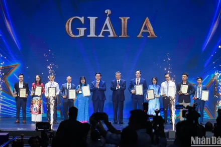 Chủ tịch nước Tô Lâm và Ủy viên Bộ Chính trị, Bí thư Trung ương Đảng, Trưởng Ban Tuyên giáo Trung ương Nguyễn Trọng Nghĩa trao giải cho các tác giả, nhóm tác giả đoạt giải A.