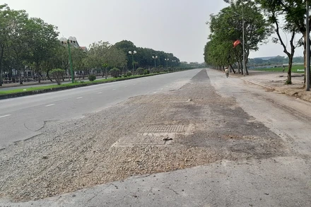 Mặt đường Mai Chí Thọ đang rất đẹp thì bị "cày xới" biến dạng.